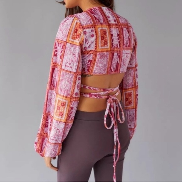 NWOT. UO Florentina Print Wrap Top. Size Small - Picture 3 of 7